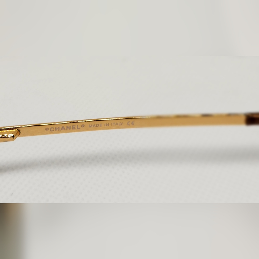 Chanel Sunglasses in pristine condition, exhibiting no blemishes. Model CH4099 - Picture 3 of 13